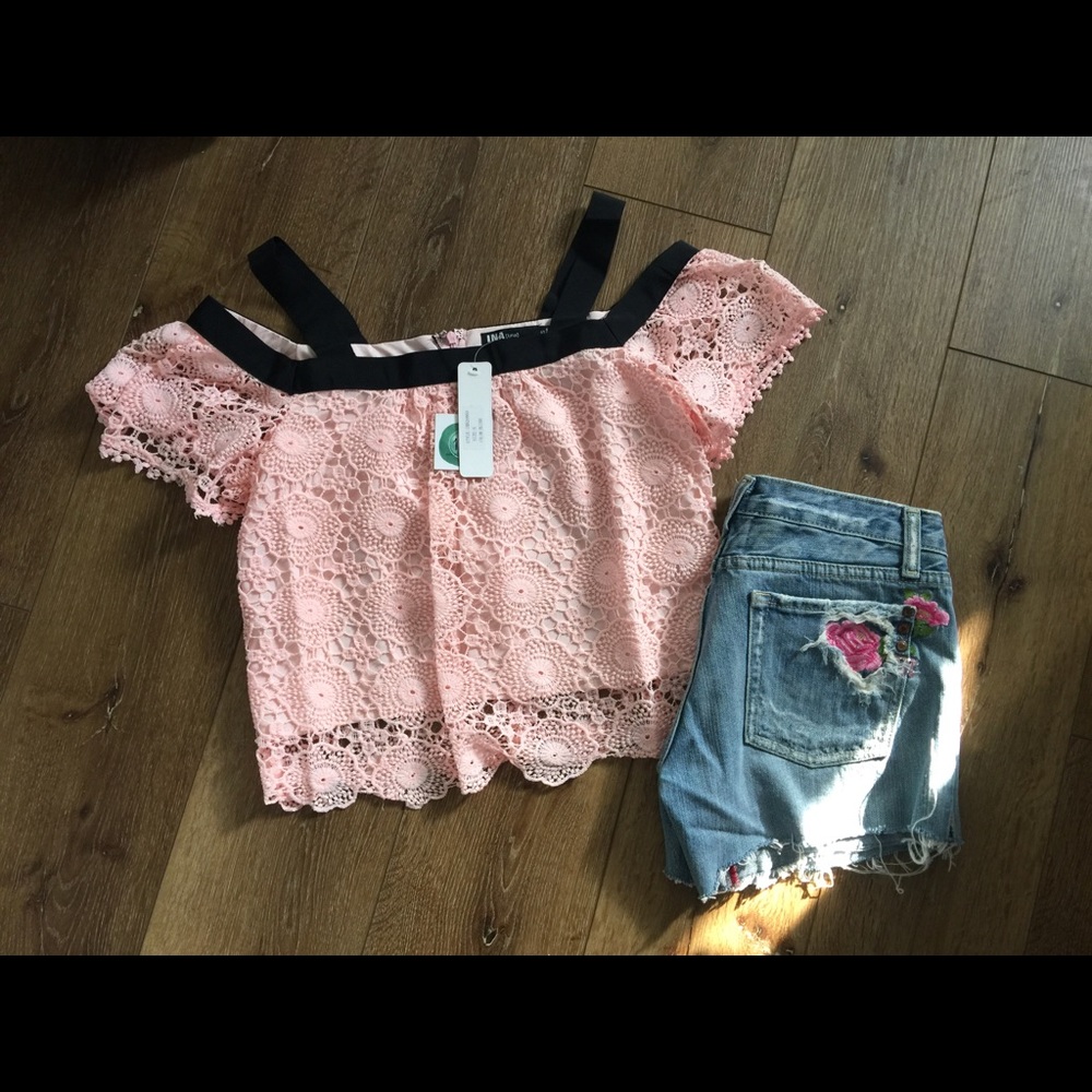 💕 Pink Cold Shoulder Lace Top 💕 NWT! - Picture 4 of 5